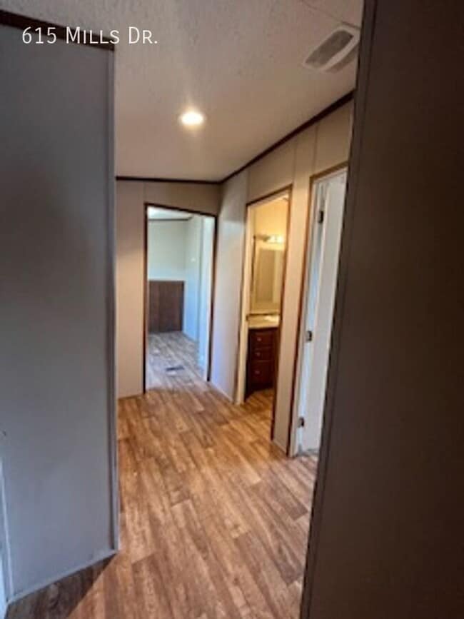 Foto del edificio - 615 N Mills Dr