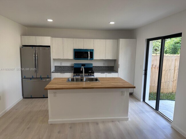 Foto del edificio - 574 NW 7th St