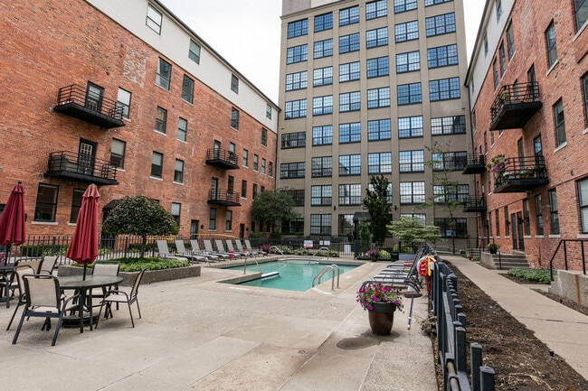 Foto del edificio - 6533 E Jefferson Ave