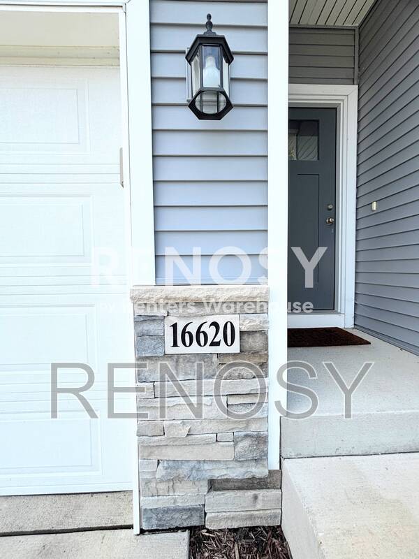 Building Photo - 16620 Oakwood Dr