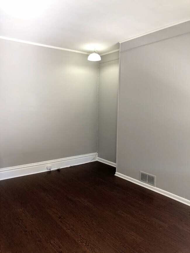 Building Photo - 2 bed 1 Bath - updates throughout, new appliances, washer/dryer included