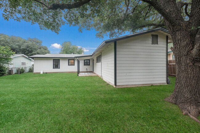 Building Photo - 323 Craigmont