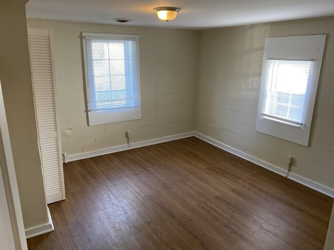 Building Photo - Duplex 2 bd 1 ba