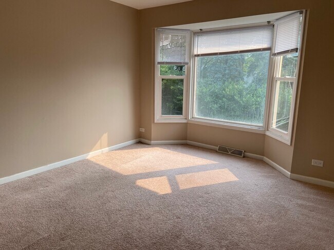 Foto del edificio - 502 Monroe Rd