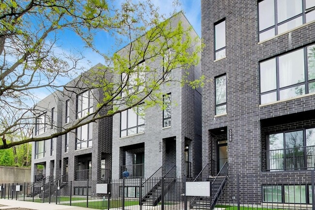 Building Photo - 3950 S Indiana Ave
