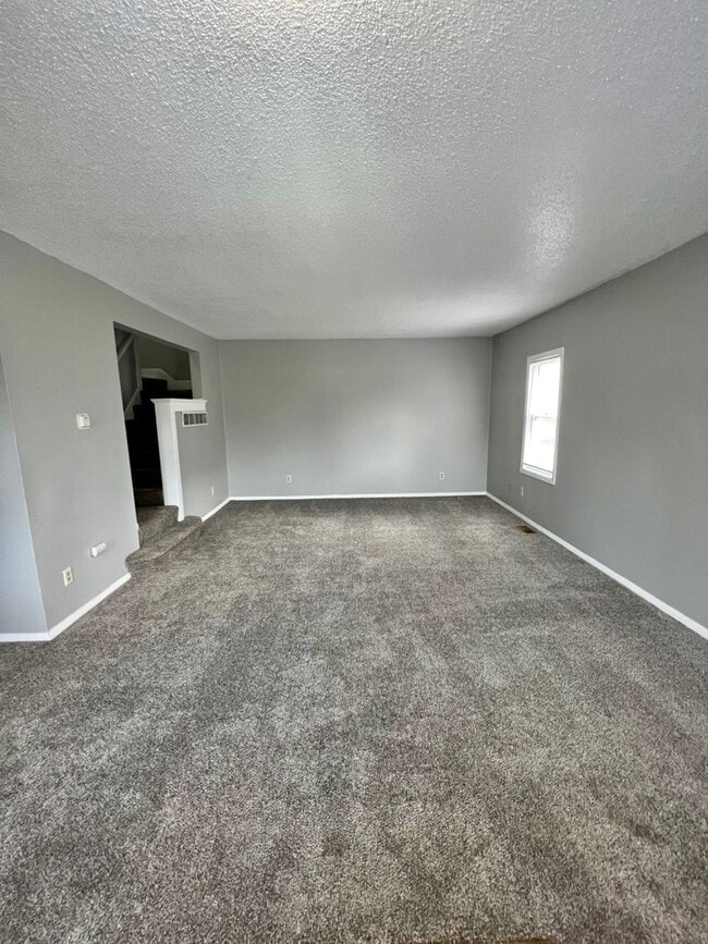 Building Photo - NEW LISTING! 3 BEDROOM HOUSE