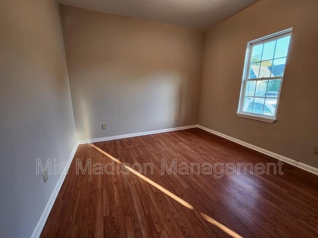 Building Photo - 620 W Anderson Ln