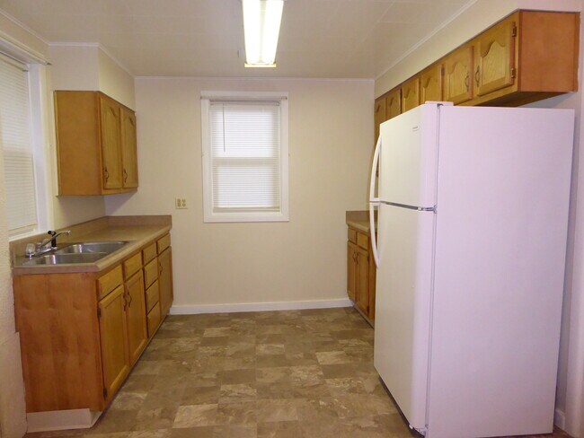 10 x 16 Eat in kitchen - 273 13th St