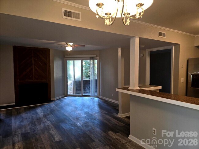 Foto del edificio - 4608 Sharon Chase Dr