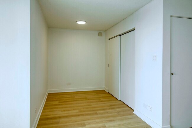 Building Photo - 1975 Maisonneuve Blvd W