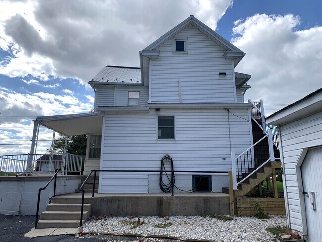 Foto del edificio - 491 Falling Spring Rd