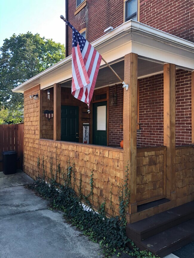 Main entry - 32 S Washington St