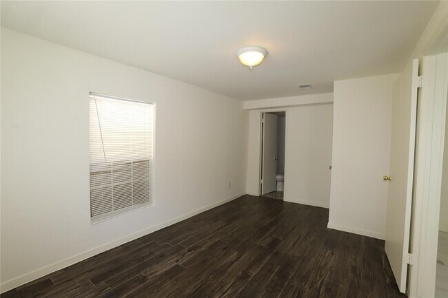 Building Photo - 1327 W 21st St
