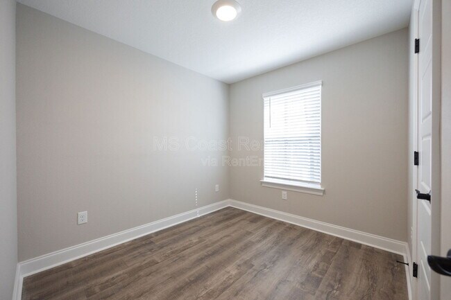 Building Photo - 923 Motsie Rd