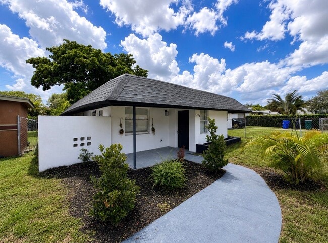 Photo - 1708 NW 7th St (Fort Lauderdale, FL) House