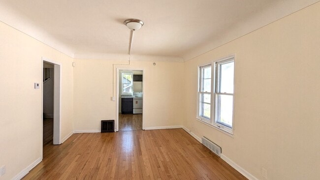 Building Photo - 969 Fleming- 2 bedroom house with basement and garage