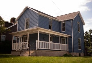 Building Photo - 212 Maple St