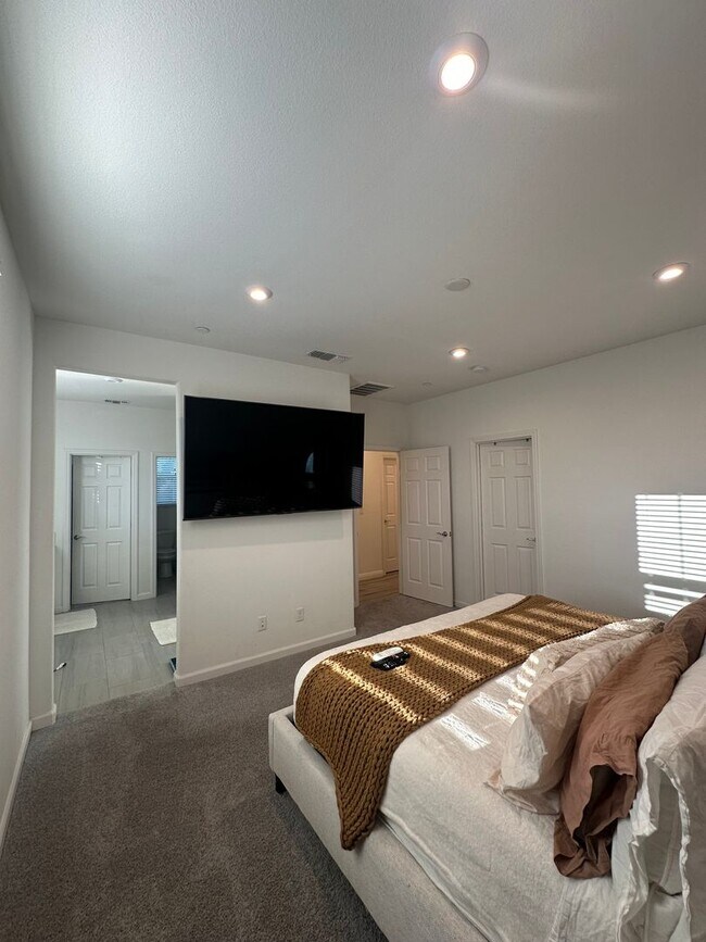 Foto del edificio - Modern Elegance in Roseville: Spacious 4 B...
