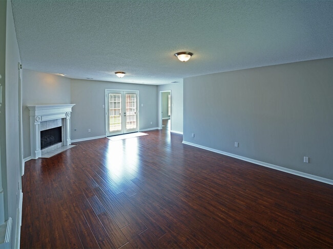 Building Photo - 5 Bed, 3.5 bath over 3300 square feet with 2 master suites near Hacks Cross and 385