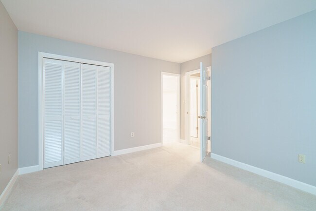 Foto del edificio - 111 Westlake Ct
