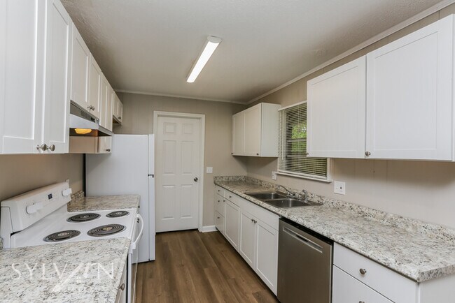 Building Photo - Step into this stunning 3-bedroom, 2-bathr...