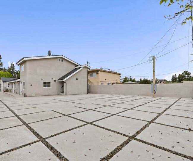 Building Photo - 10914 Columbus Ave