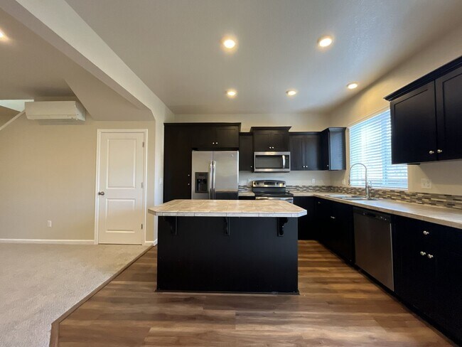 Foto del edificio - Stylish 3-Bedroom Bethany Residence with Open-Concept Living, Fenced Yard, and Attached Garage