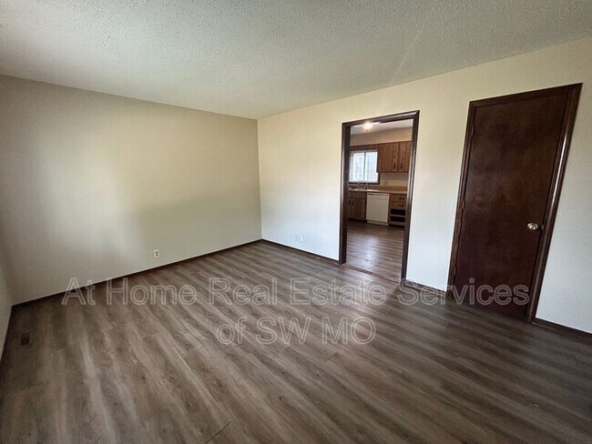 Building Photo - 707 S Suburban Ave