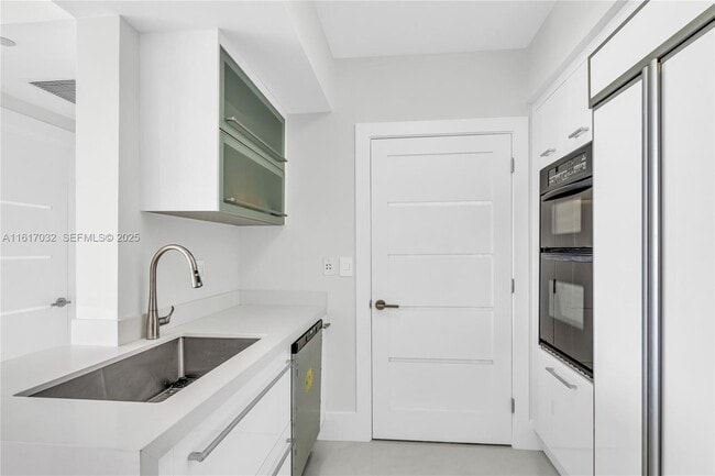 Building Photo - 18911 Collins Ave