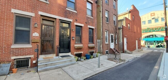 Building Photo - 606 S Delhi St