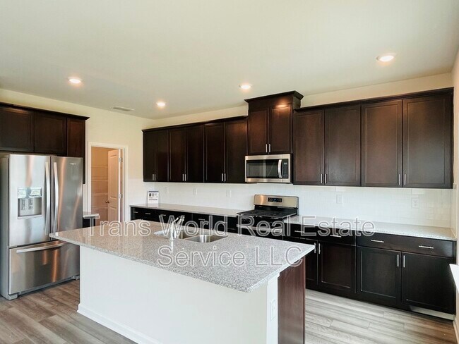 Building Photo - 5950 Green Ash Ct