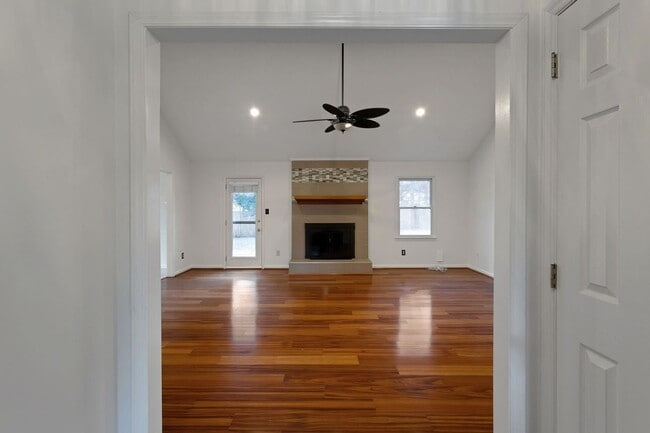 Building Photo - Charming 3BR Ranch in Huntersville- Huge Y...