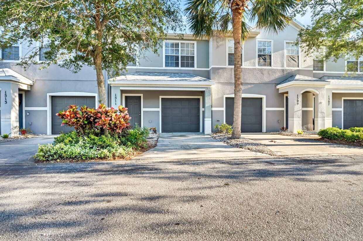 Primary Photo - Fantastic Townhome 3bd/2.5ba/1 car garage ...