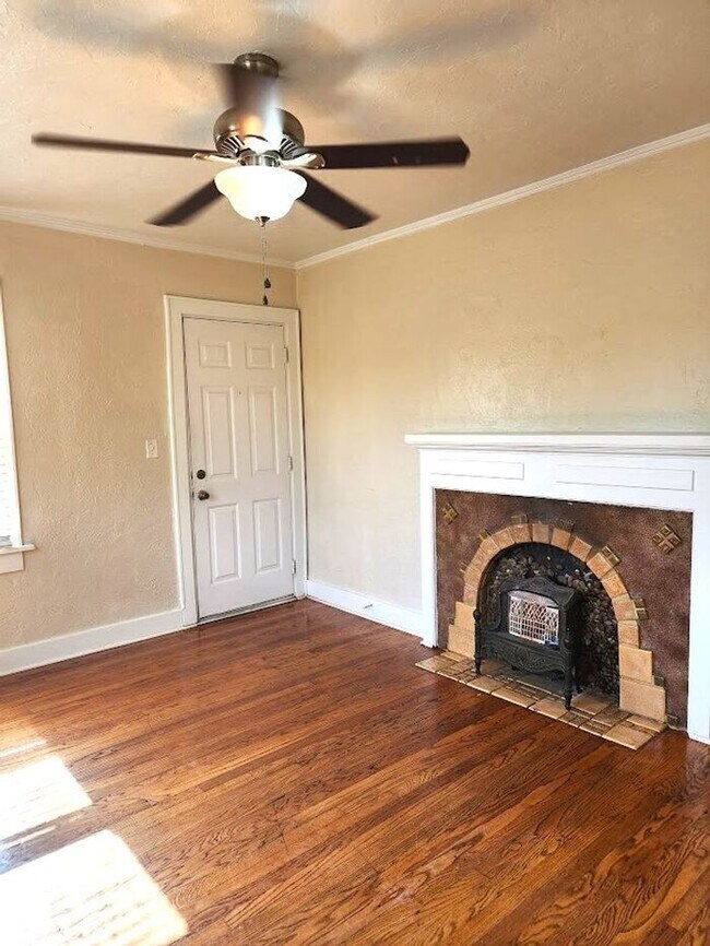 Foto del edificio - 1 Bed 1 Bath Upstairs Garage Apt in the Mi...