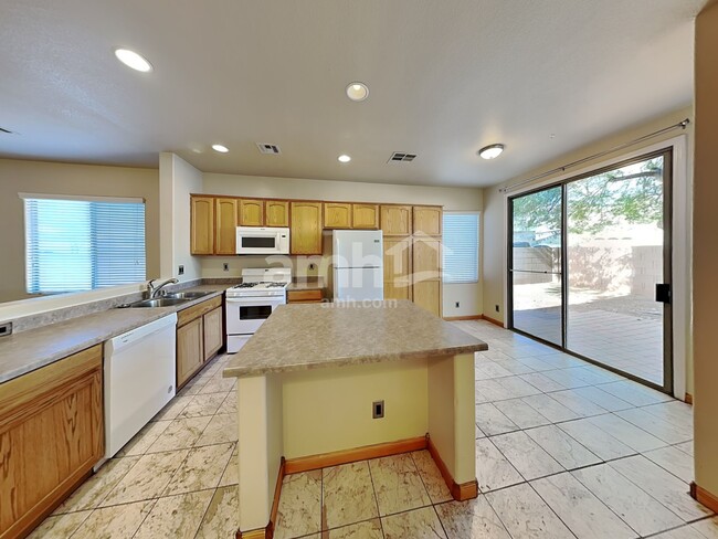 Foto del edificio - 8209 Strawberry Spring St