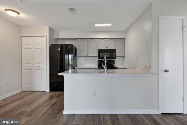 Foto del edificio - 8610 Beekman Pl