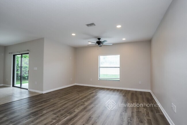 Foto del edificio - 10015 Newminster Loop