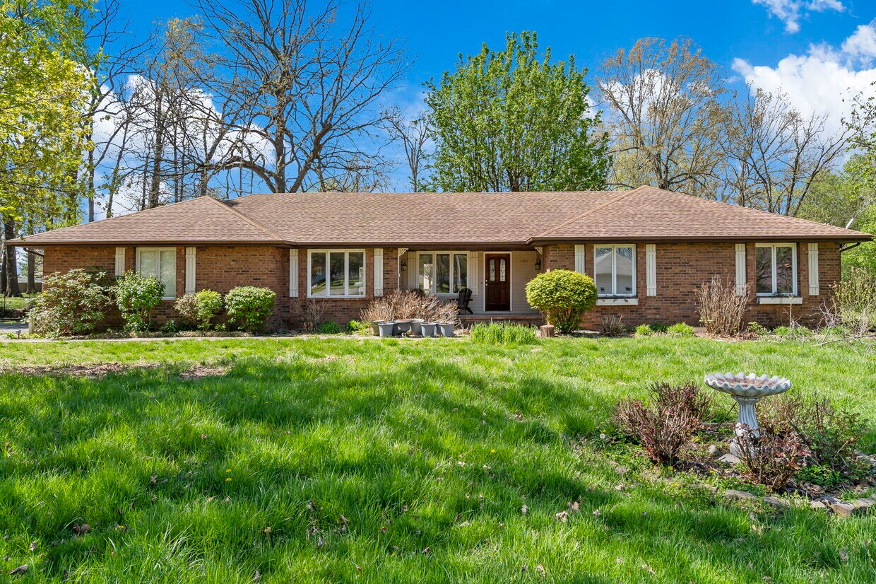 1180 Vineyard Dr, Nixa, MO 65714 House Rental in Nixa, MO