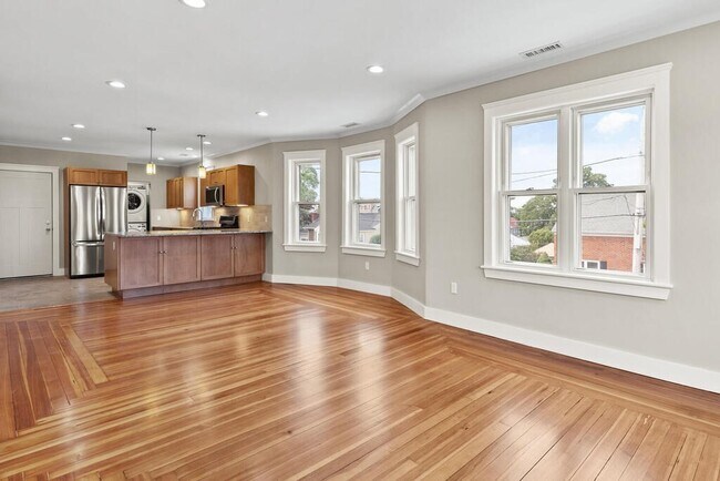 Building Photo - 338 Pleasant St