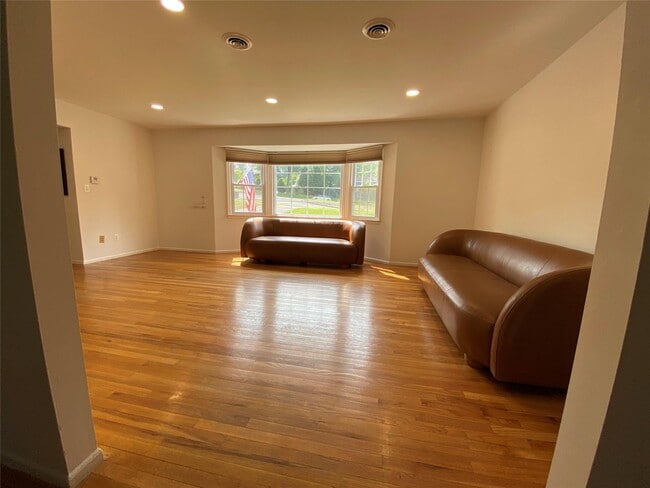Foto del edificio - 213 Fort Lee Pl