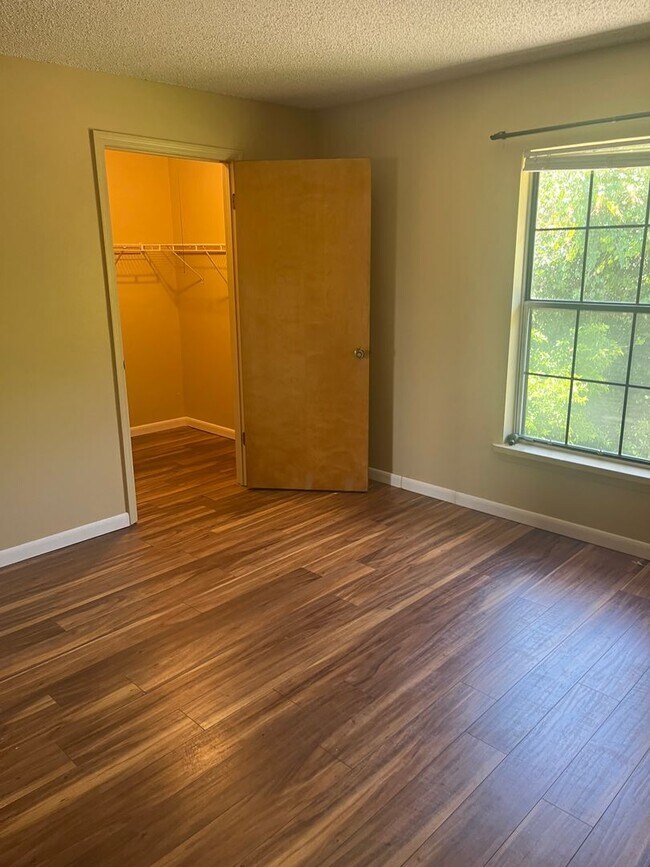 Foto del edificio - One bedroom 1 bath condo. Immaculate.