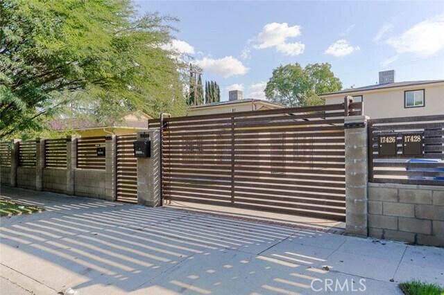 Foto del edificio - 17428 Roscoe Blvd