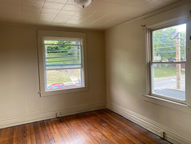 Building Photo - 131 N Sharpsville Ave