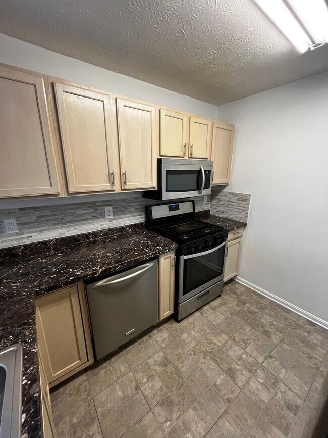 Foto del edificio - 3 Story Townhome in Prime Location
