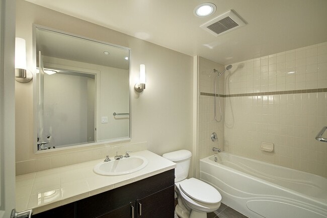 Building Photo - 2Bd/2Ba Seattle Condo