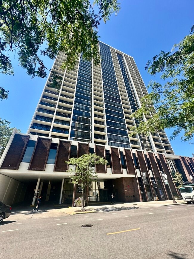 Building Photo - 1636 N Wells St