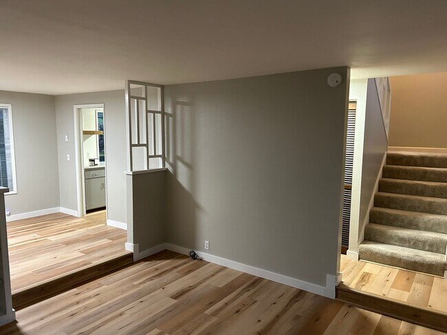 Building Photo - Lovely South Hills home, 4BD/3BA, Available early June!