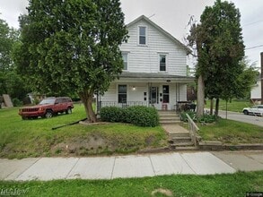 Building Photo - 1052 Yale St