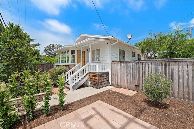 Foto del edificio - 484 Monterey Dr