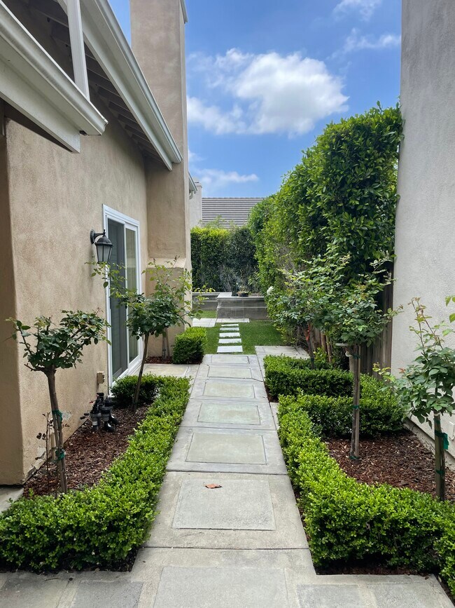 Acceso privado desde la entrada principal al patio trasero. (Lateral de la casa) - 3736 Armitage Ave